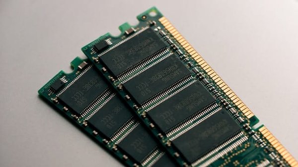 Quelle est la différence entre une mémoire RAM et une mémoire ROM ?